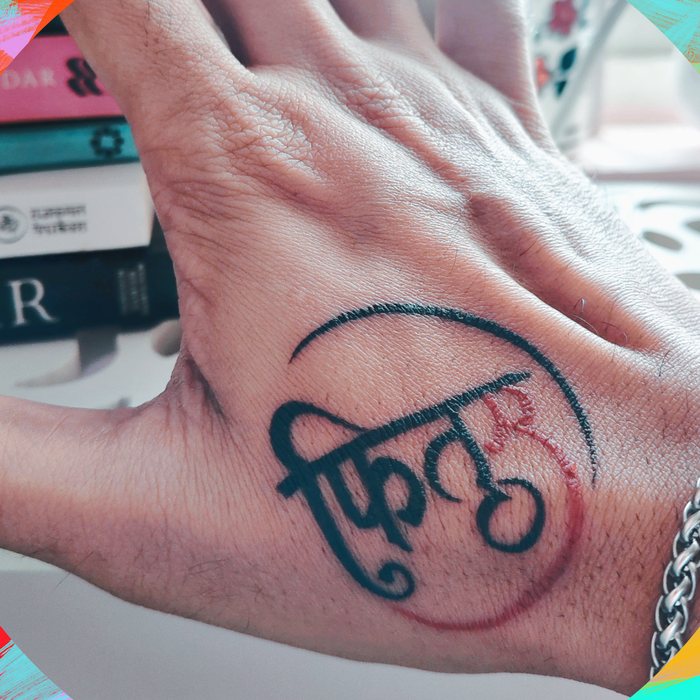 The word फ़ितूर tattooed on the back of Amit's hand